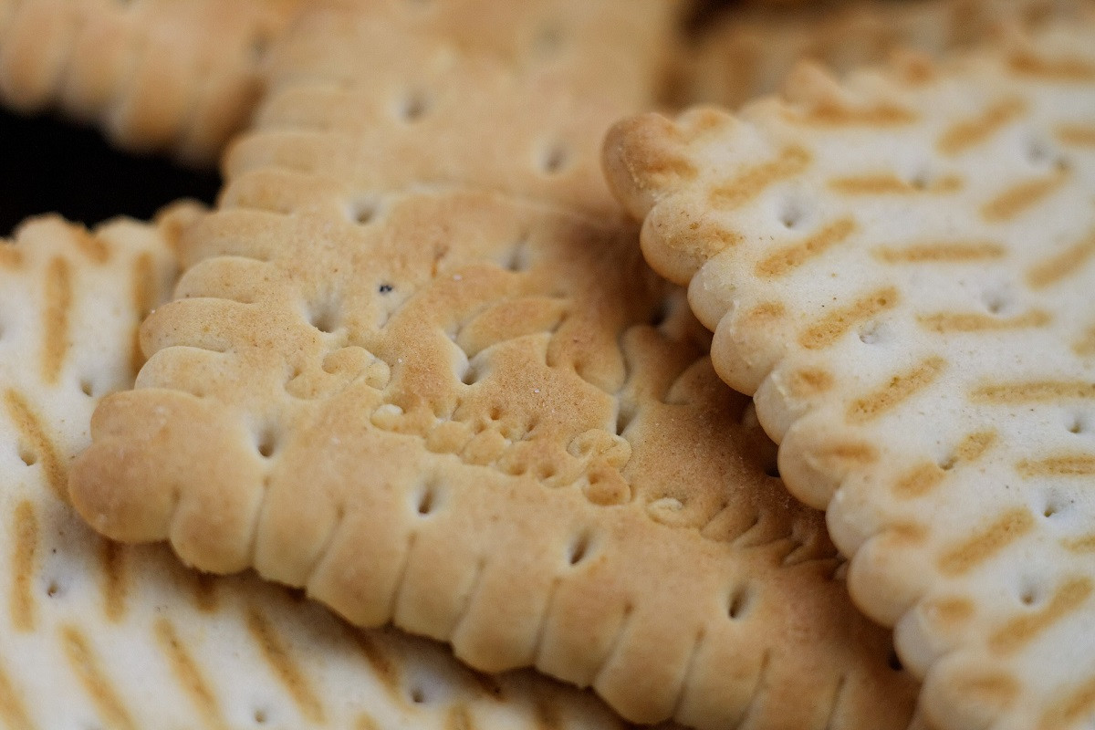 xlpblp6h-steelt-werknemer-een-pak-koekjes xlpblp6h-steelt-werknemer-een-pak-koekjes